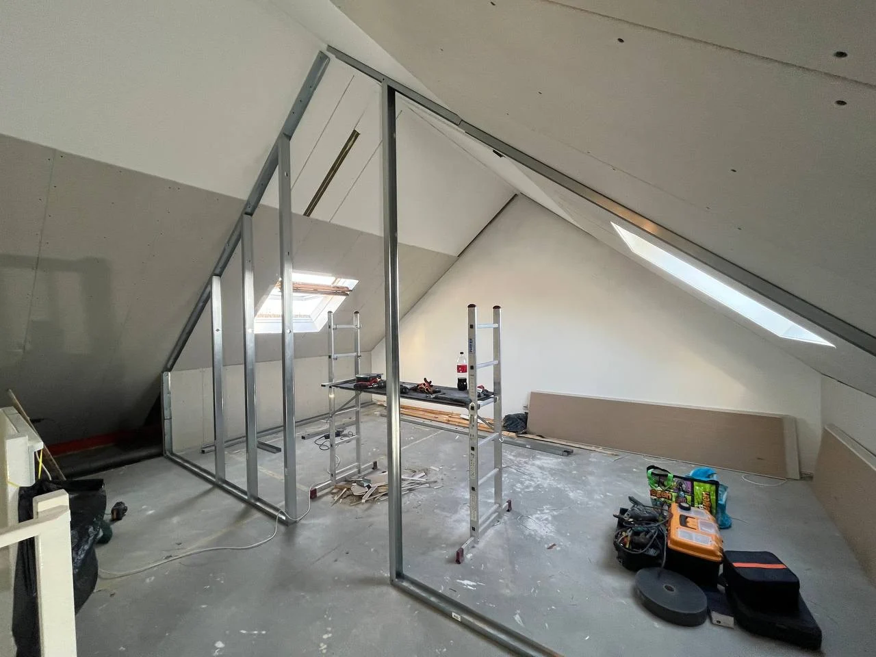 Frame voor een nieuwe gipsplaten scheidingswand op een zolder