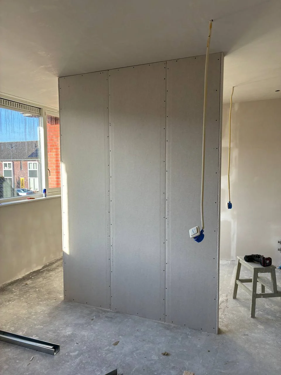 Nieuwe gipsplaten scheidingswand tijdens de montage
