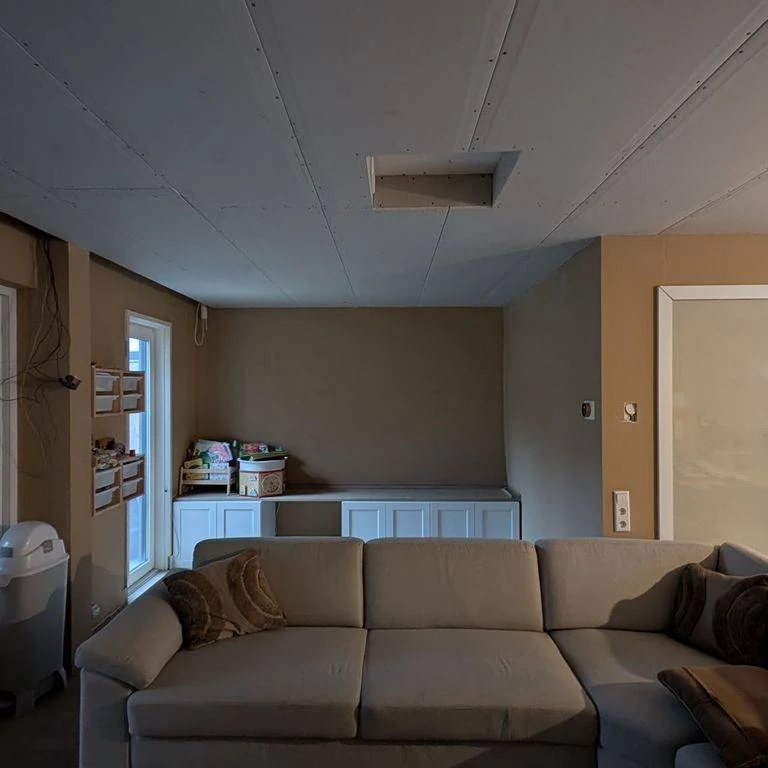 Gipsplatenplafond in een woonkamer tijdens de afwerking