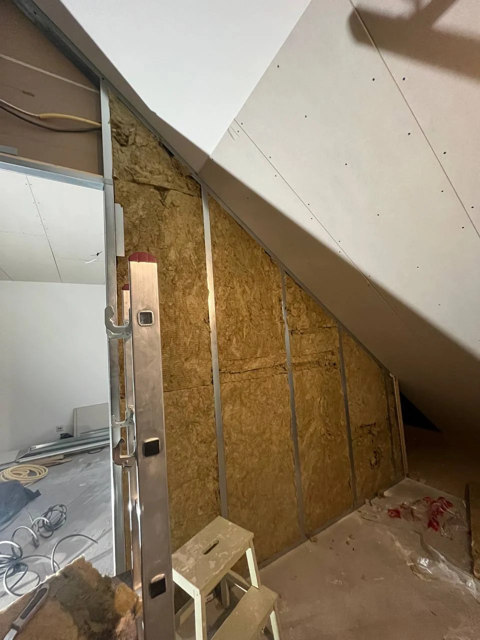 Isolatie tussen het frame van een schuine zolderwand