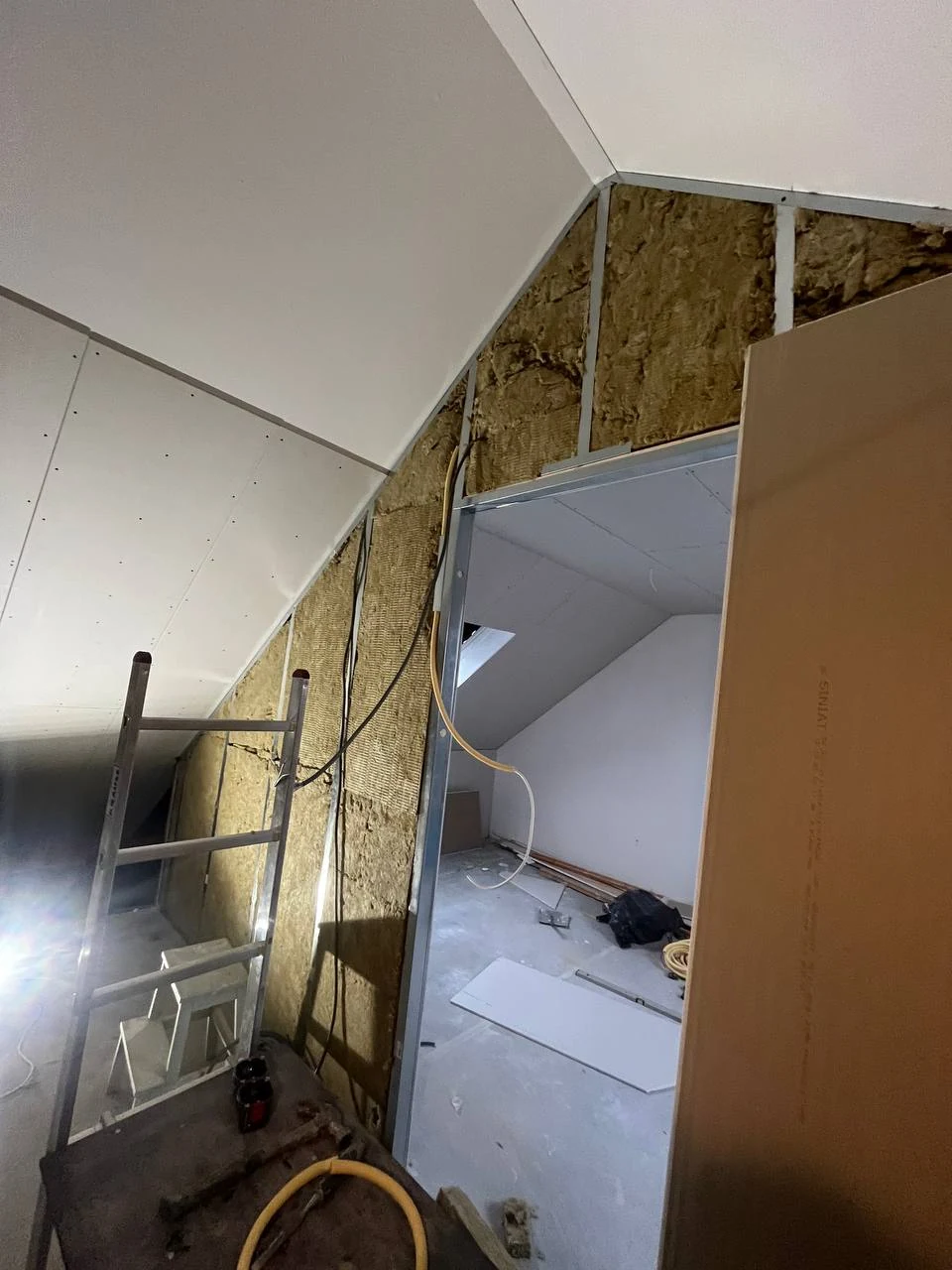 Isolatie rond een deuropening in een zolderwand